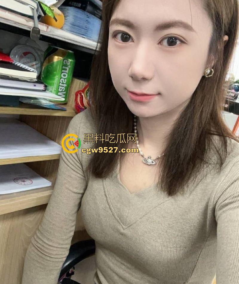 体制内文员【段潇潇】私生活大曝光，可爱粉嫩少妇每晚加班服侍舔弄领导，翻白眼挑逗口交，反差到极点！  第1张