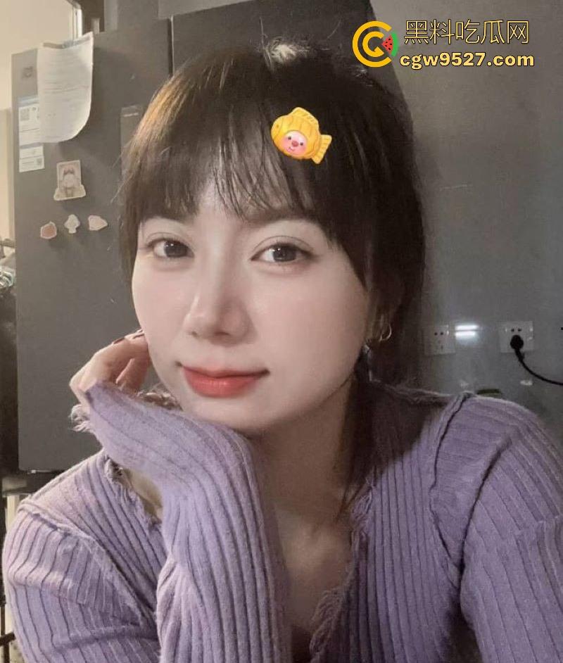 体制内文员【段潇潇】私生活大曝光，可爱粉嫩少妇每晚加班服侍舔弄领导，翻白眼挑逗口交，反差到极点！  第3张