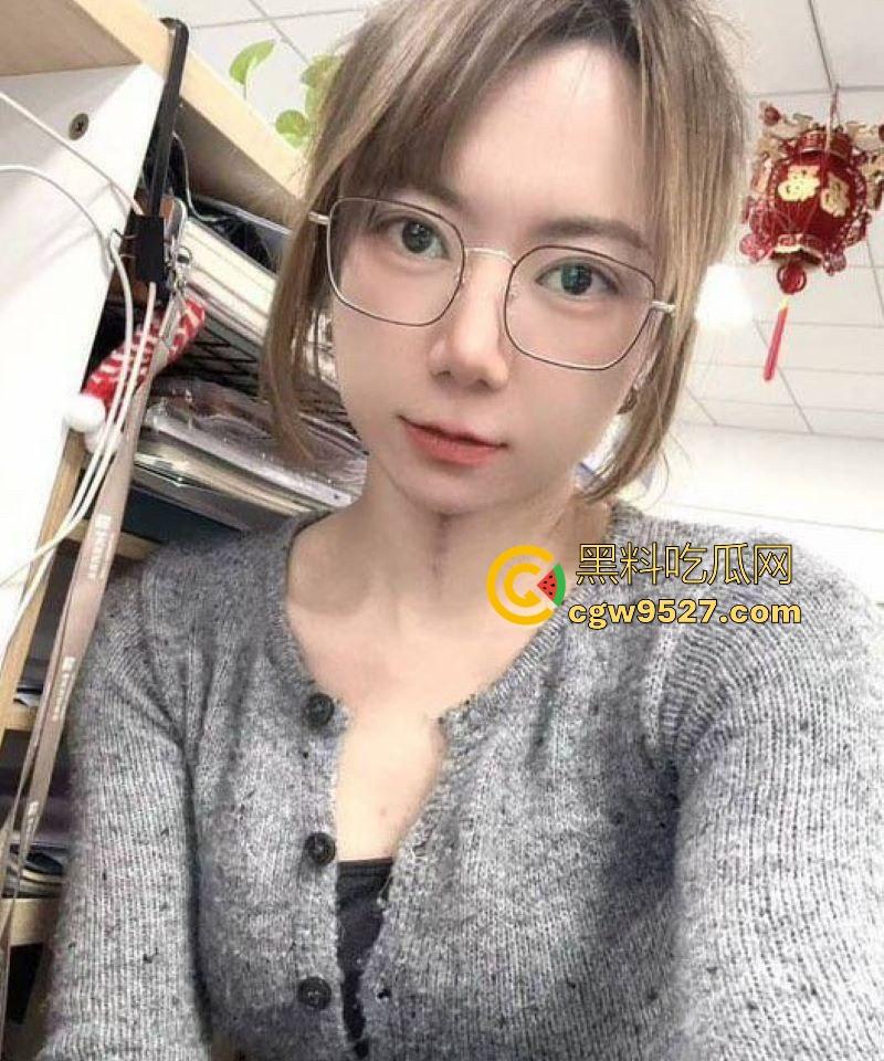 体制内文员【段潇潇】私生活大曝光，可爱粉嫩少妇每晚加班服侍舔弄领导，翻白眼挑逗口交，反差到极点！  第4张