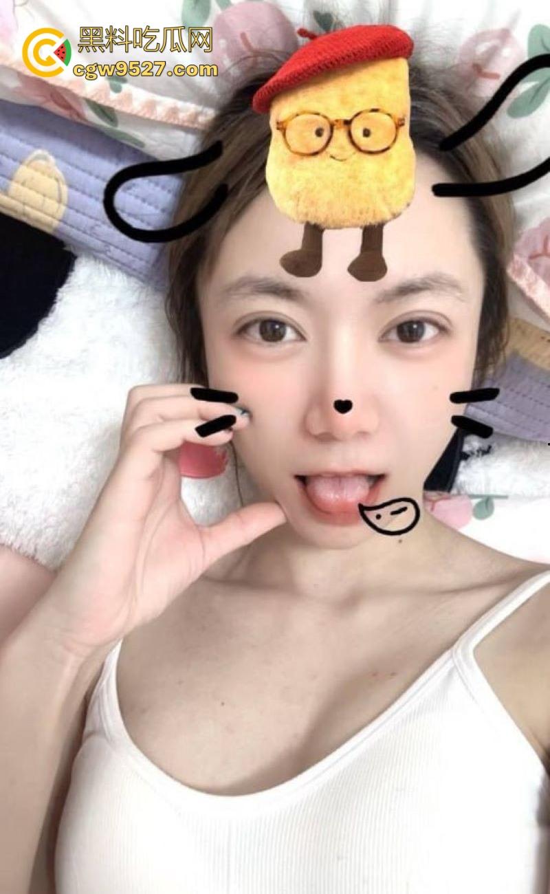 体制内文员【段潇潇】私生活大曝光，可爱粉嫩少妇每晚加班服侍舔弄领导，翻白眼挑逗口交，反差到极点！  第5张