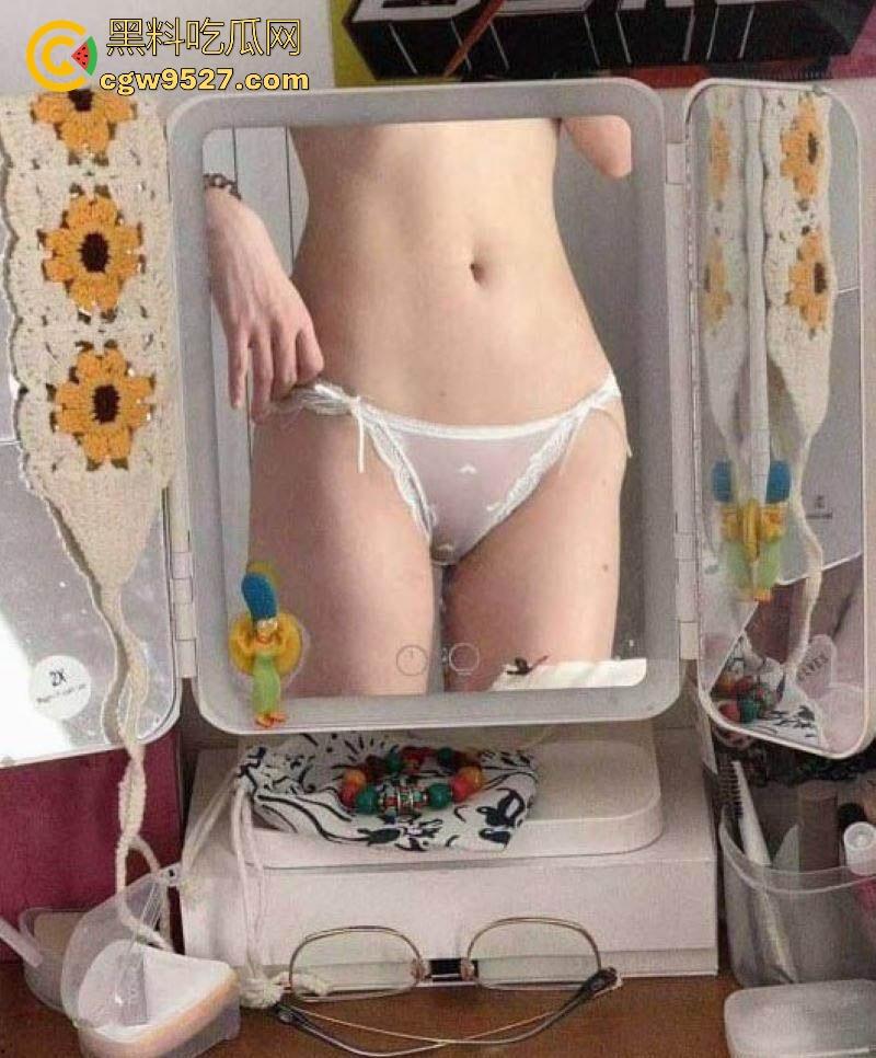 体制内文员【段潇潇】私生活大曝光，可爱粉嫩少妇每晚加班服侍舔弄领导，翻白眼挑逗口交，反差到极点！  第6张