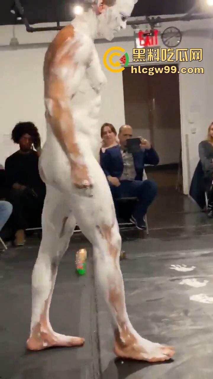 法国最新艺术？大屌洋人涂满白色颜料在纸上乱蹭，你别说屌真长，内容堪称炸裂。  第1张