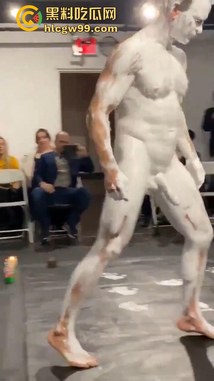 法国最新艺术？大屌洋人涂满白色颜料在纸上乱蹭，你别说屌真长，内容堪称炸裂。  第2张