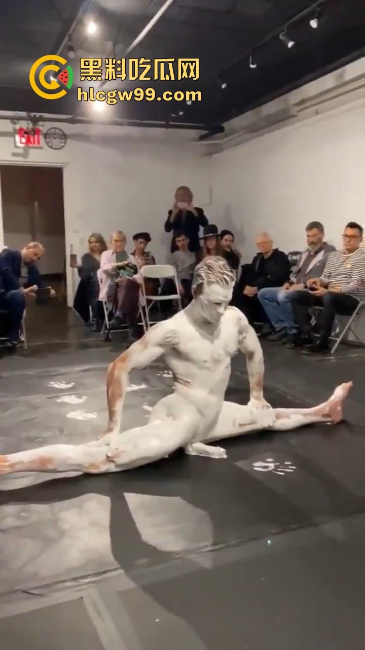 法国最新艺术？大屌洋人涂满白色颜料在纸上乱蹭，你别说屌真长，内容堪称炸裂。  第3张