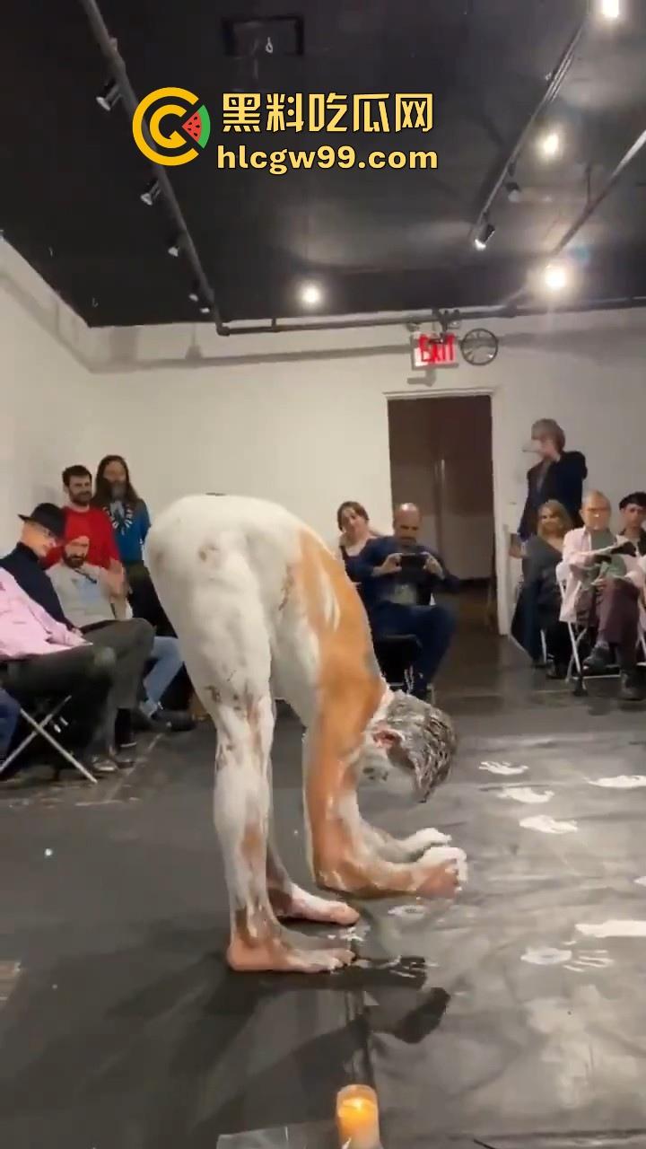 法国最新艺术？大屌洋人涂满白色颜料在纸上乱蹭，你别说屌真长，内容堪称炸裂。  第4张