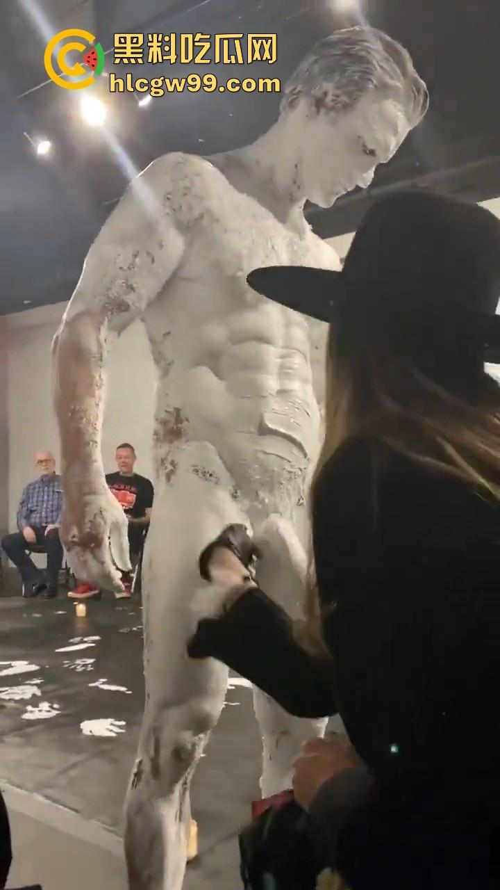 法国最新艺术？大屌洋人涂满白色颜料在纸上乱蹭，你别说屌真长，内容堪称炸裂。  第5张