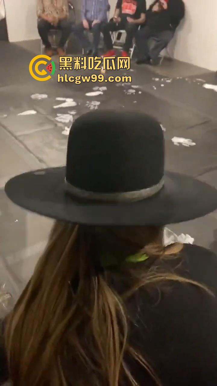 法国最新艺术？大屌洋人涂满白色颜料在纸上乱蹭，你别说屌真长，内容堪称炸裂。  第8张