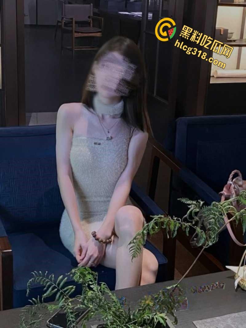 推特调教大神胡爸爸和胡五一，人肉母狗光着屁股在天桥玩露出，主人的任务就没有完不成的！  第1张