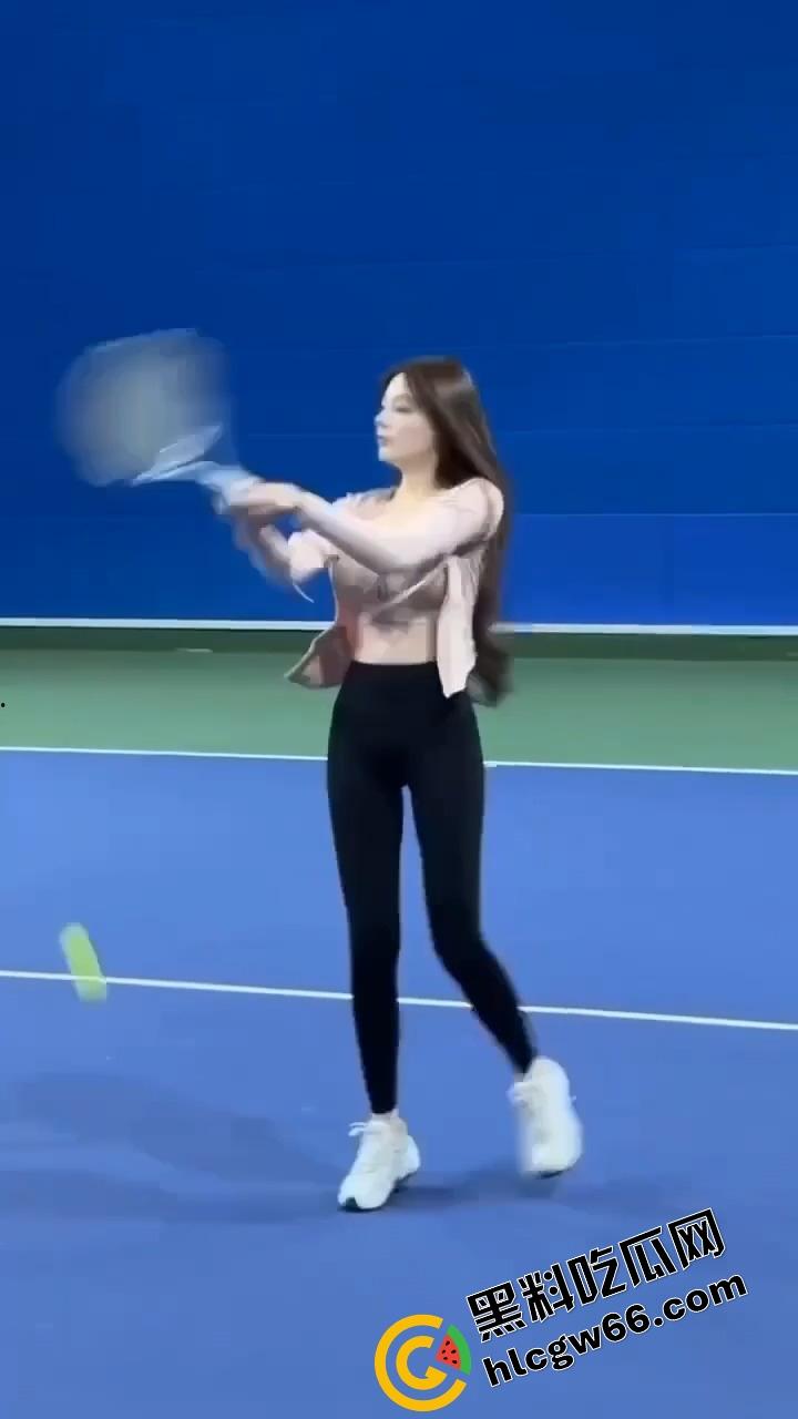 打球？不如看奶子起飞！这女的羽毛球打成奶震现场，胸甩得比球还凶，想让人冲上去抓两把！  第4张