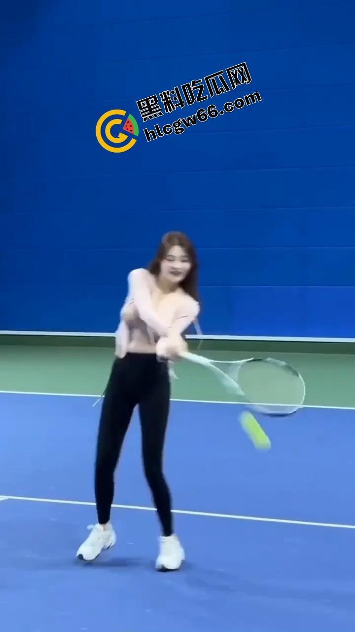 打球？不如看奶子起飞！这女的羽毛球打成奶震现场，胸甩得比球还凶，想让人冲上去抓两把！  第6张