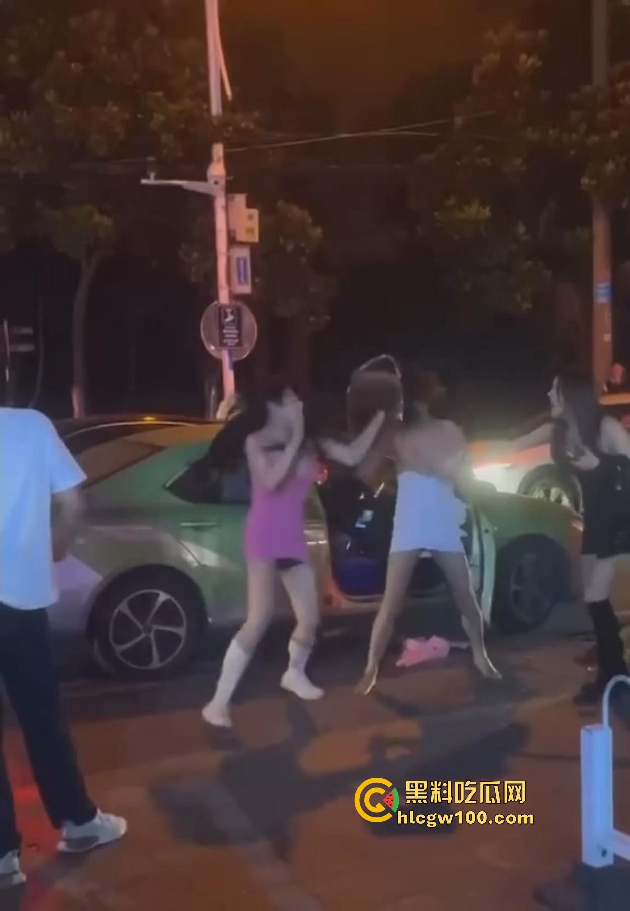 TS街头大战为了抢出租车,小姐姐打得像古惑仔,但声音竟然超出预期,让人笑喷了! 第1张 TS街头大战为了抢出租车,小姐姐打得像古惑仔,但声音竟然超出预期,让人笑喷了! 第1张