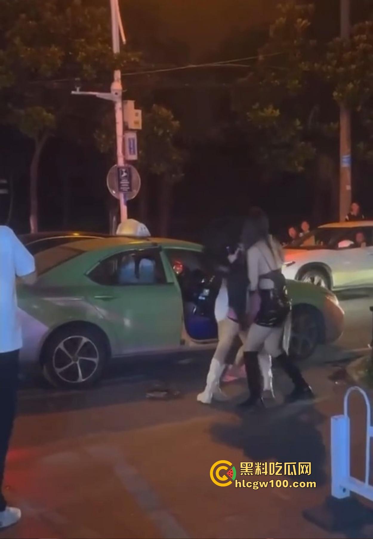 TS街头大战为了抢出租车,小姐姐打得像古惑仔,但声音竟然超出预期,让人笑喷了! 第2张 TS街头大战为了抢出租车,小姐姐打得像古惑仔,但声音竟然超出预期,让人笑喷了! 第2张