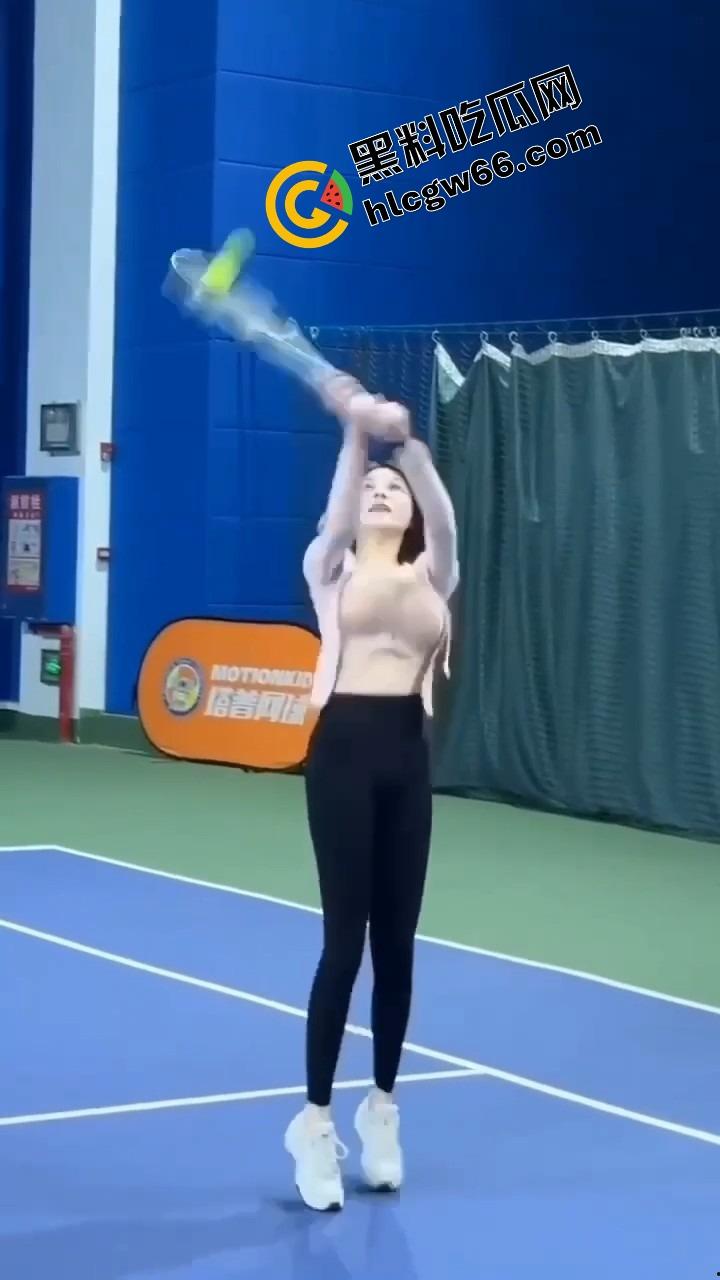 打球？不如看奶子起飞！这女的羽毛球打成奶震现场，胸甩得比球还凶，想让人冲上去抓两把！  第13张