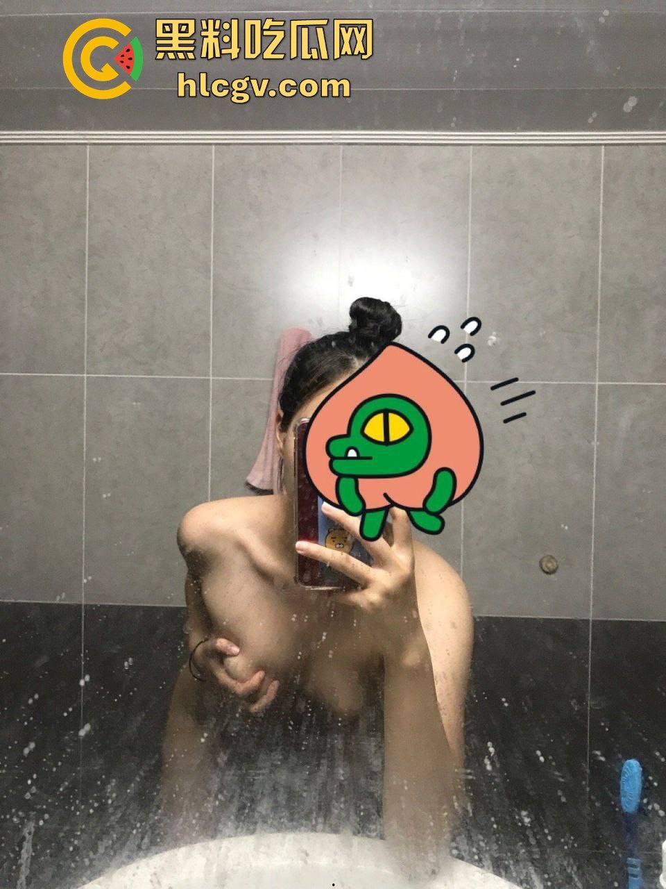 瓜友投稿韩国大一学生妹裸聊!甜美娃娃脸的她,居然洗浴间玩花花裸拍,各种姿势刁钻得让人忍不住拔枪! 第5张 瓜友投稿韩国大一学生妹裸聊!甜美娃娃脸的她,居然洗浴间玩花花裸拍,各种姿势刁钻得让人忍不住拔枪! 第5张