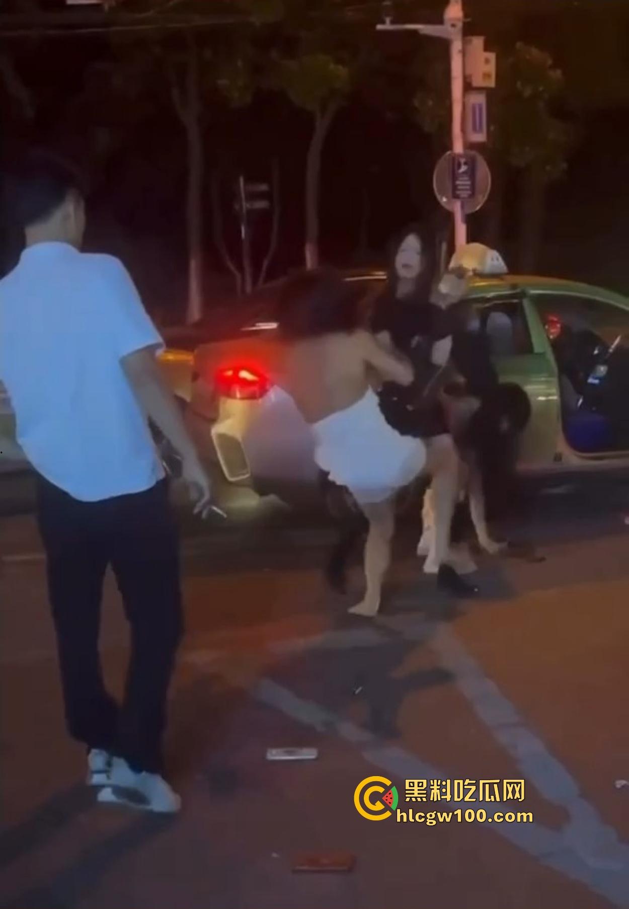 TS街头大战为了抢出租车,小姐姐打得像古惑仔,但声音竟然超出预期,让人笑喷了! 第3张 TS街头大战为了抢出租车,小姐姐打得像古惑仔,但声音竟然超出预期,让人笑喷了! 第3张