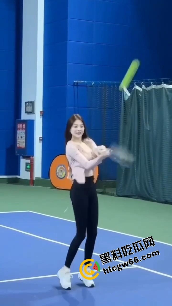 打球？不如看奶子起飞！这女的羽毛球打成奶震现场，胸甩得比球还凶，想让人冲上去抓两把！  第14张