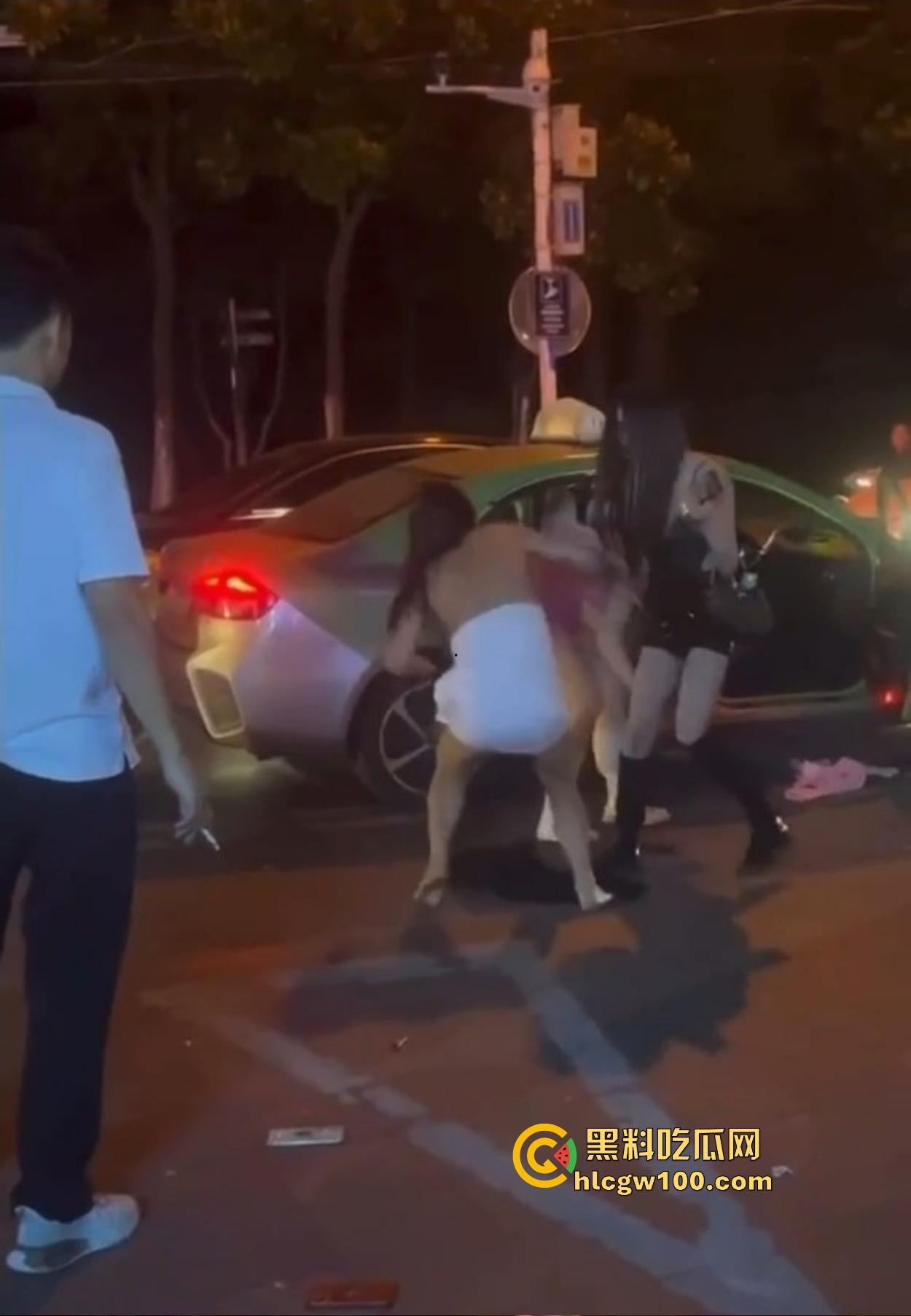 TS街头大战为了抢出租车,小姐姐打得像古惑仔,但声音竟然超出预期,让人笑喷了! 第4张 TS街头大战为了抢出租车,小姐姐打得像古惑仔,但声音竟然超出预期,让人笑喷了! 第4张