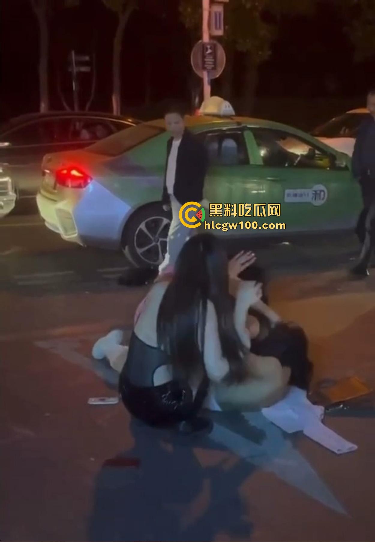 TS街头大战为了抢出租车,小姐姐打得像古惑仔,但声音竟然超出预期,让人笑喷了! 第6张 TS街头大战为了抢出租车,小姐姐打得像古惑仔,但声音竟然超出预期,让人笑喷了! 第6张