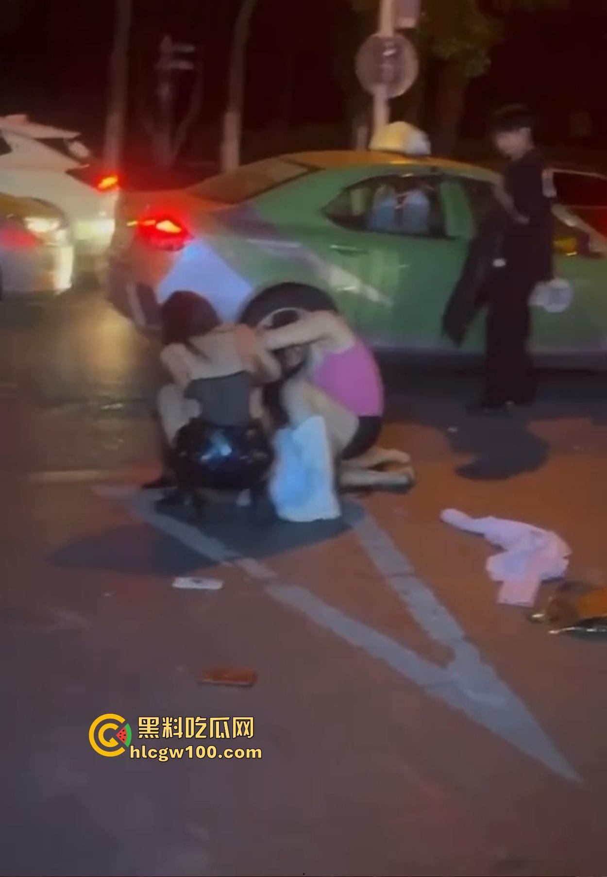 TS街头大战为了抢出租车,小姐姐打得像古惑仔,但声音竟然超出预期,让人笑喷了! 第9张 TS街头大战为了抢出租车,小姐姐打得像古惑仔,但声音竟然超出预期,让人笑喷了! 第9张