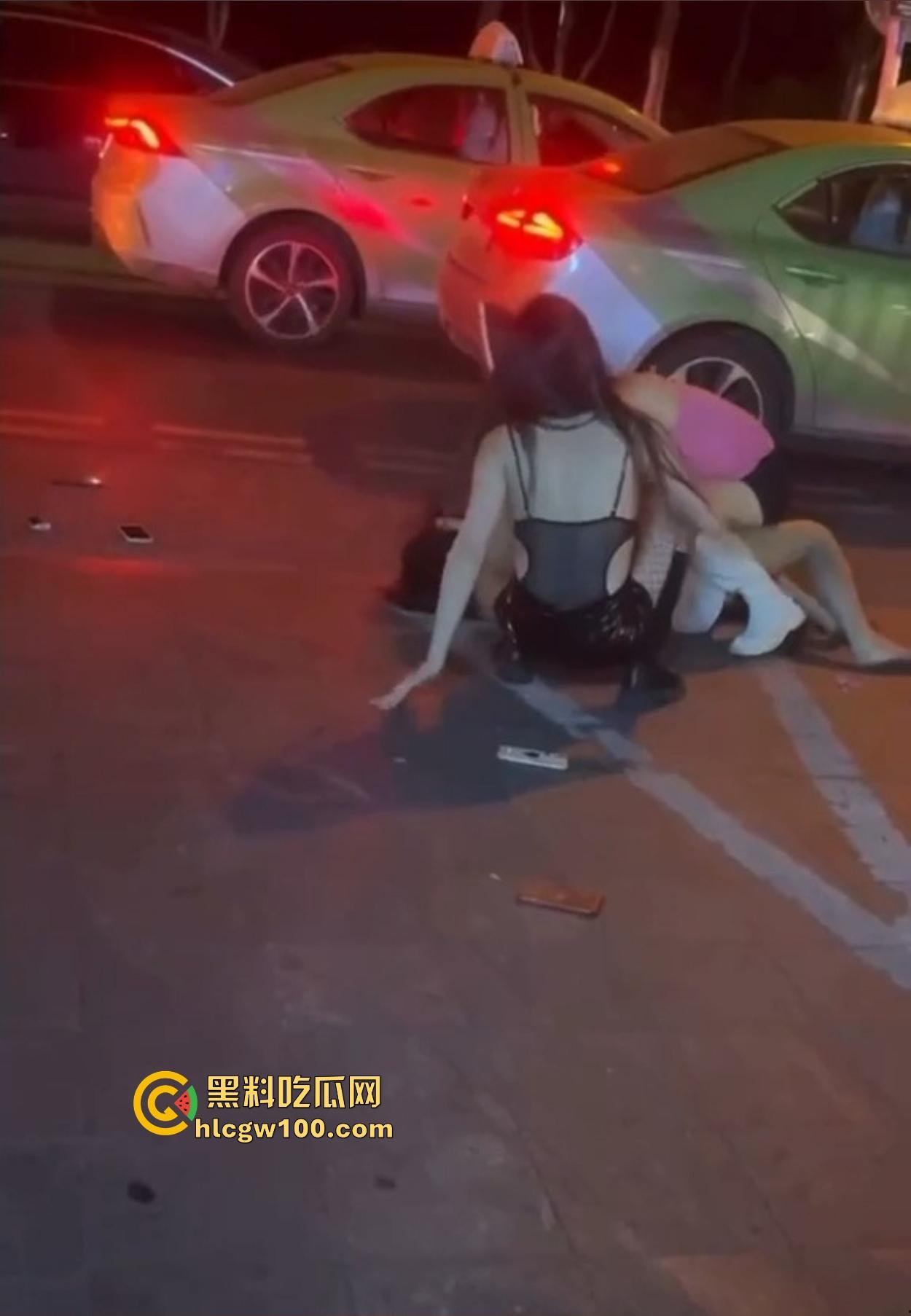 TS街头大战为了抢出租车,小姐姐打得像古惑仔,但声音竟然超出预期,让人笑喷了! 第10张 TS街头大战为了抢出租车,小姐姐打得像古惑仔,但声音竟然超出预期,让人笑喷了! 第10张