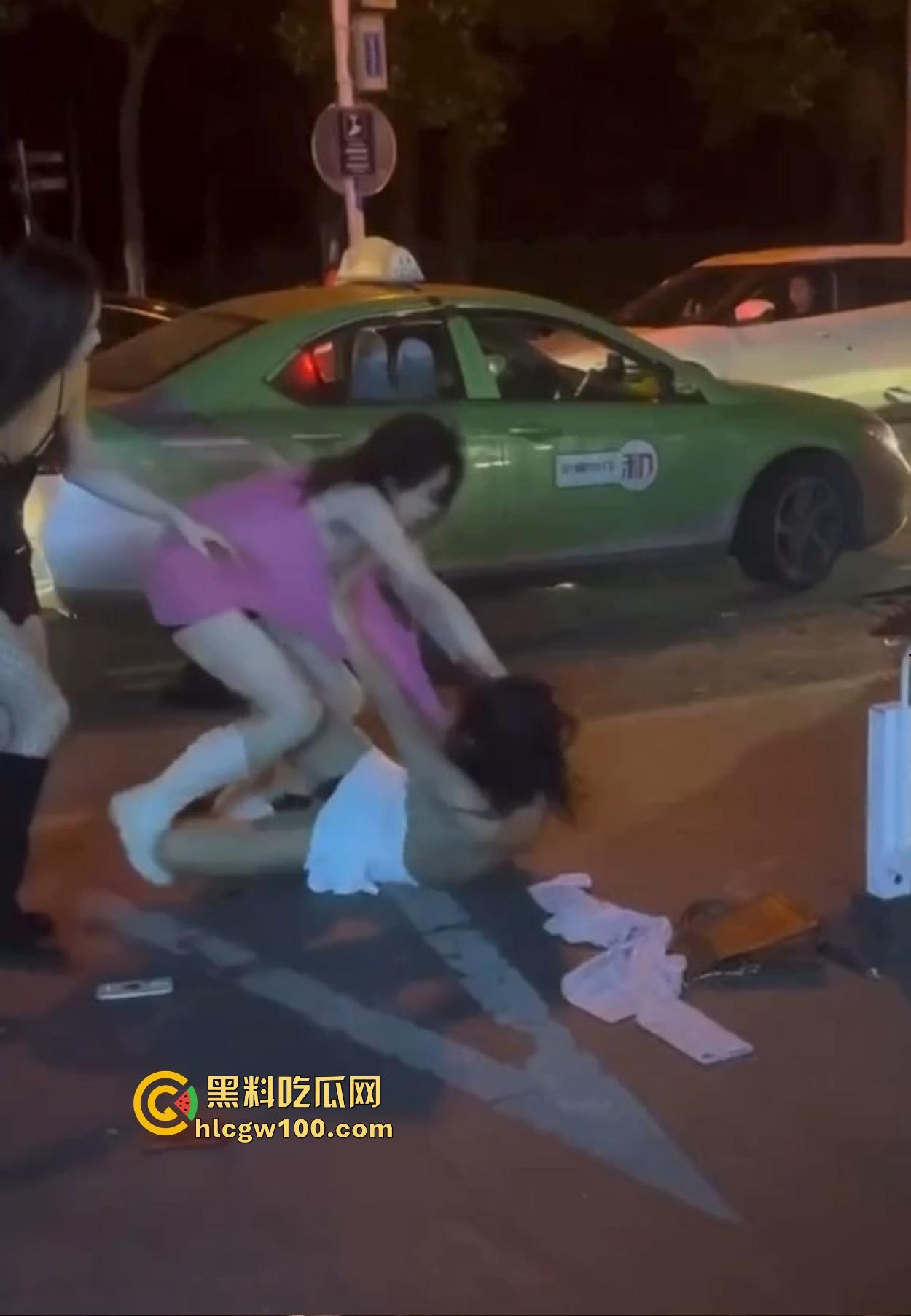 TS街头大战为了抢出租车,小姐姐打得像古惑仔,但声音竟然超出预期,让人笑喷了! 第11张 TS街头大战为了抢出租车,小姐姐打得像古惑仔,但声音竟然超出预期,让人笑喷了! 第11张