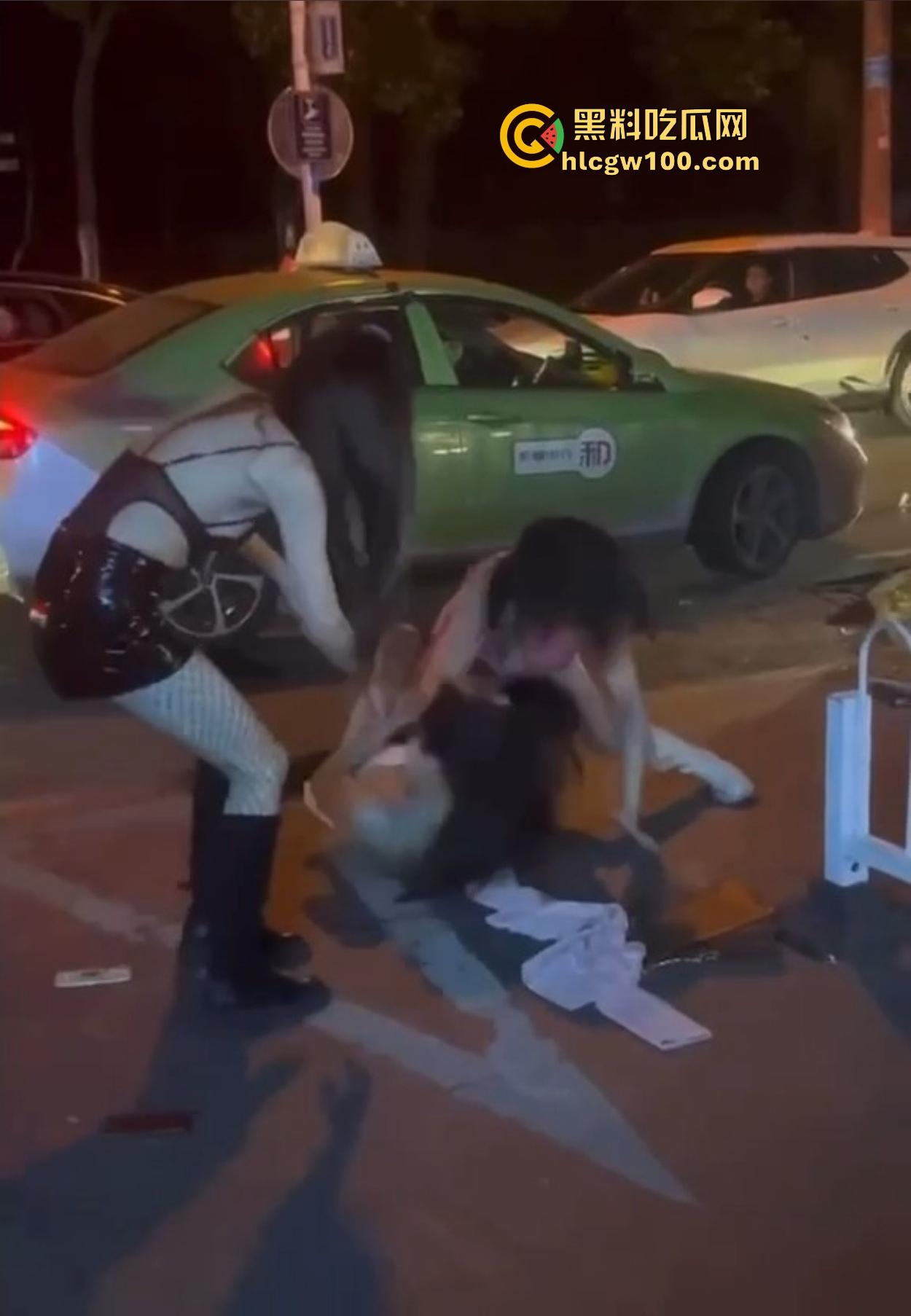 TS街头大战为了抢出租车,小姐姐打得像古惑仔,但声音竟然超出预期,让人笑喷了! 第12张 TS街头大战为了抢出租车,小姐姐打得像古惑仔,但声音竟然超出预期,让人笑喷了! 第12张