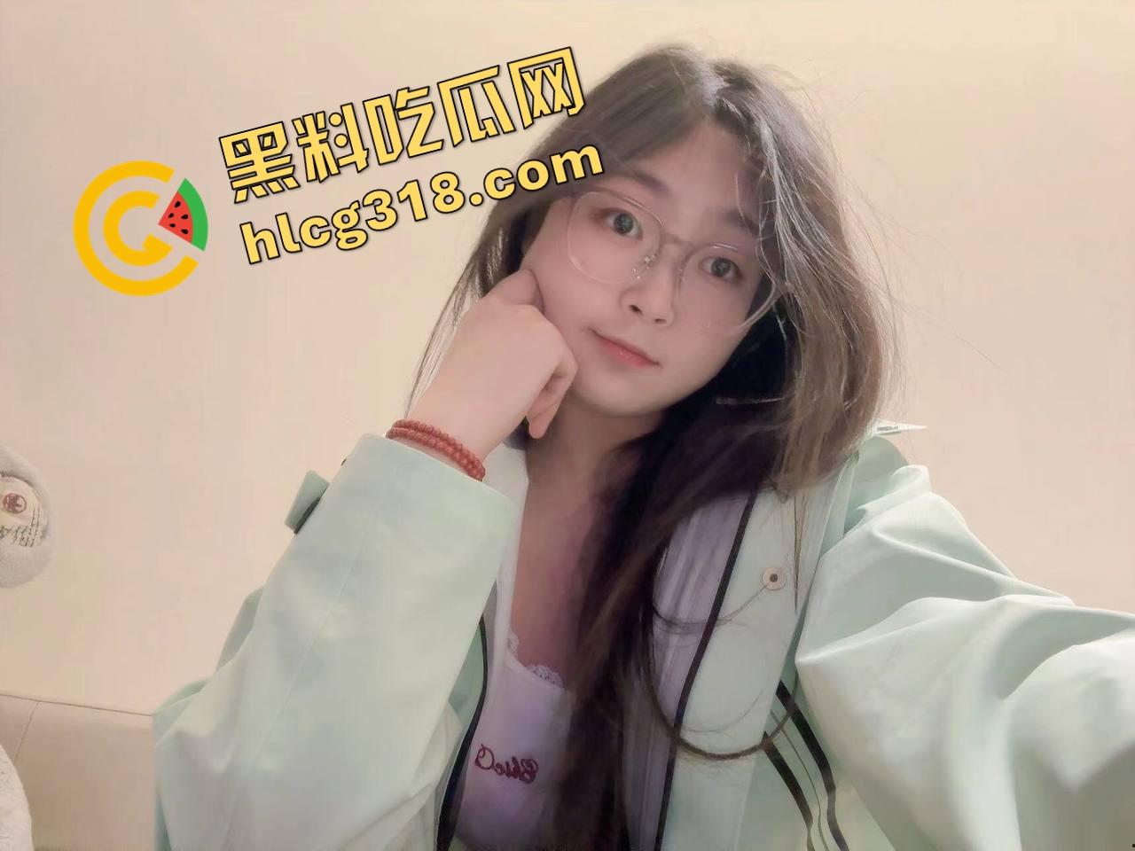 电梯春潮涌动，男女上楼全程互撩，男的手法老道全程开摸，解开发型就是解锁原始本能！  第1张