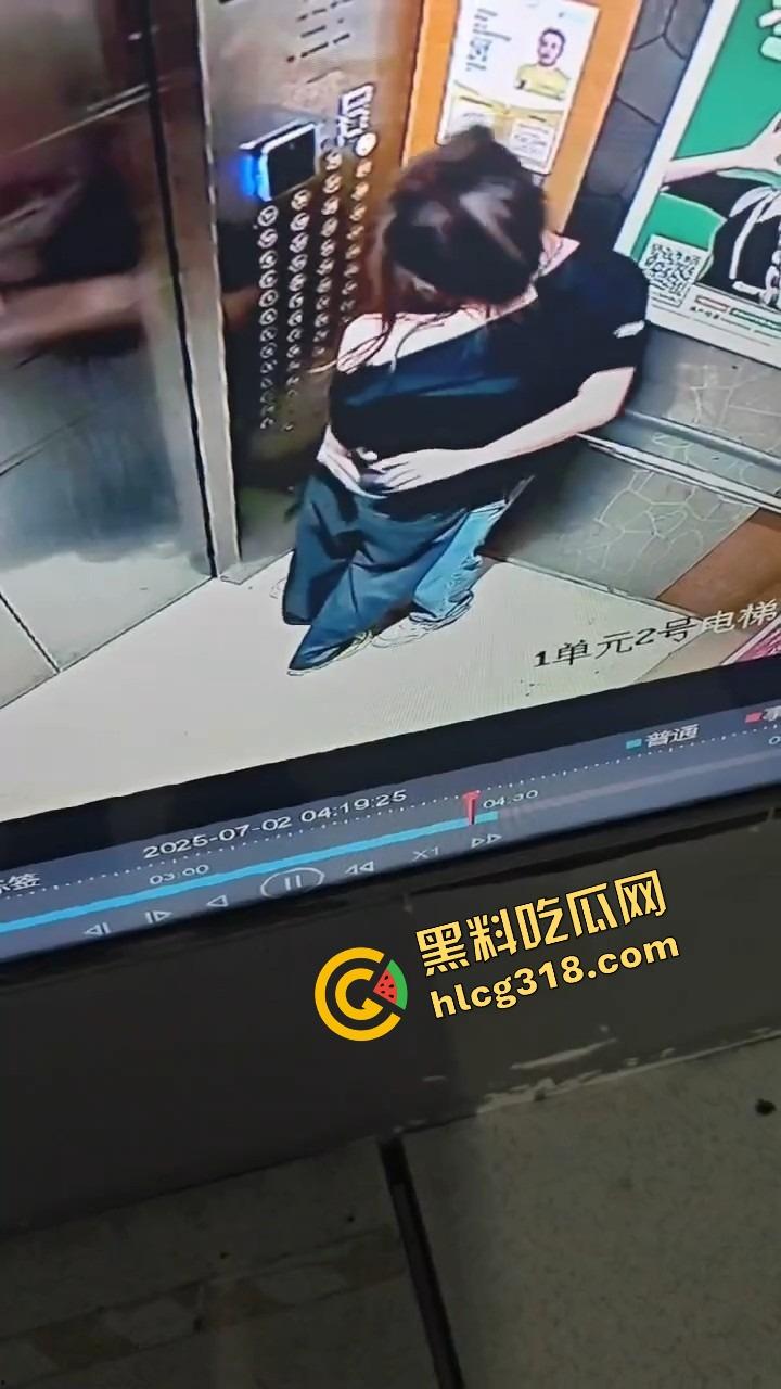 电梯春潮涌动，男女上楼全程互撩，男的手法老道全程开摸，解开发型就是解锁原始本能！  第5张
