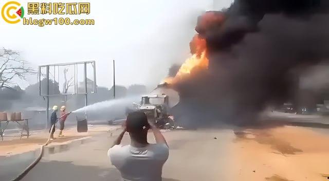 人间炼狱！尼日利亚油罐车泄露遭哄抢爆炸致77死，人都烧成木炭了，重口慎点！  第1张