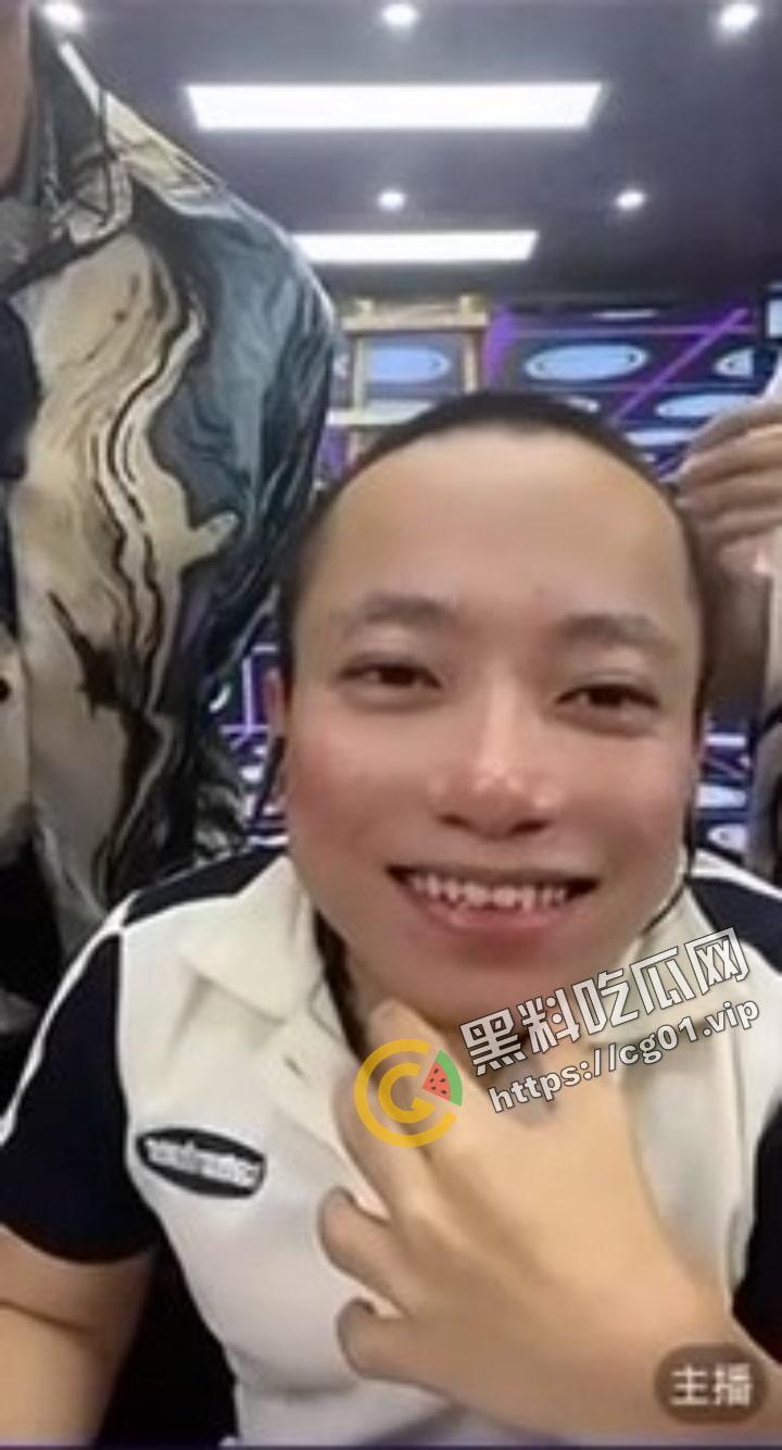 快手 腕腕 直播PK矮冬瓜 无内不断闪现奶子 嚣张至极  矮冬瓜吓的弹射起步 第5张