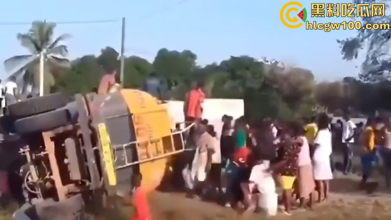 人间炼狱！尼日利亚油罐车泄露遭哄抢爆炸致77死，人都烧成木炭了，重口慎点！  第6张