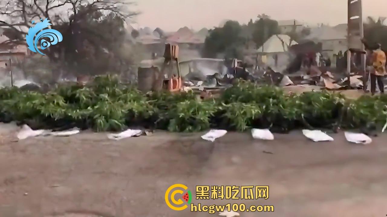 人间炼狱！尼日利亚油罐车泄露遭哄抢爆炸致77死，人都烧成木炭了，重口慎点！  第7张