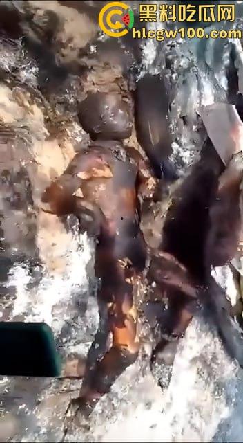 人间炼狱！尼日利亚油罐车泄露遭哄抢爆炸致77死，人都烧成木炭了，重口慎点！  第12张