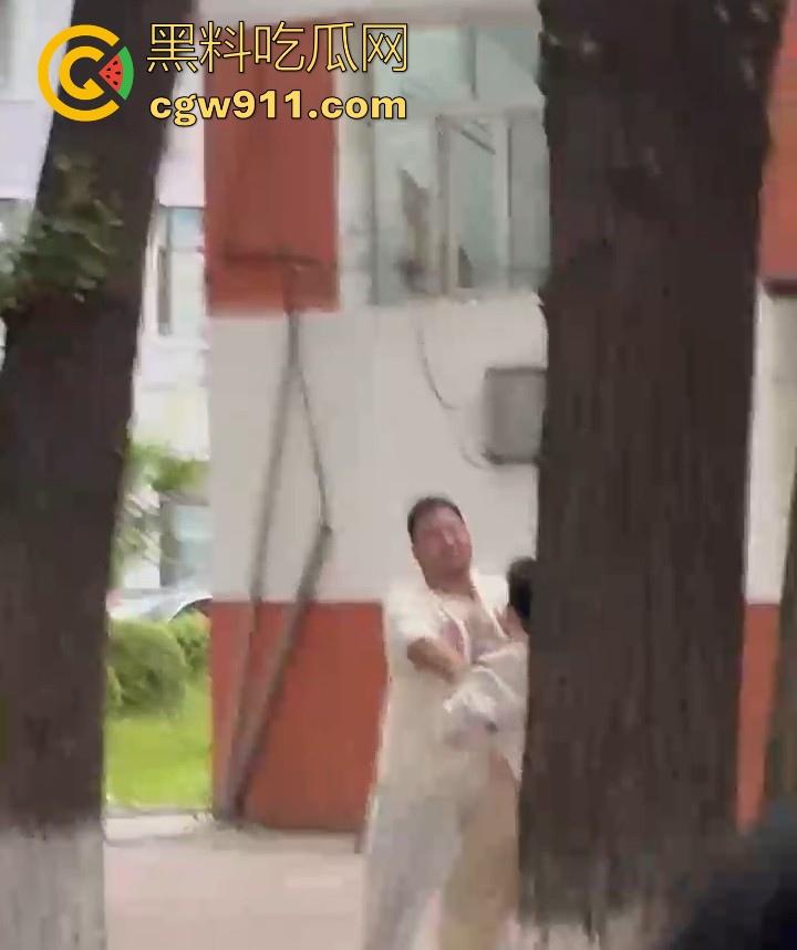 黑龙江佳木斯大学男同出轨被抓，大胖熊现场理论要说法，还高喊着 “逼好紧啊 来插我”，太辣眼睛了！  第1张