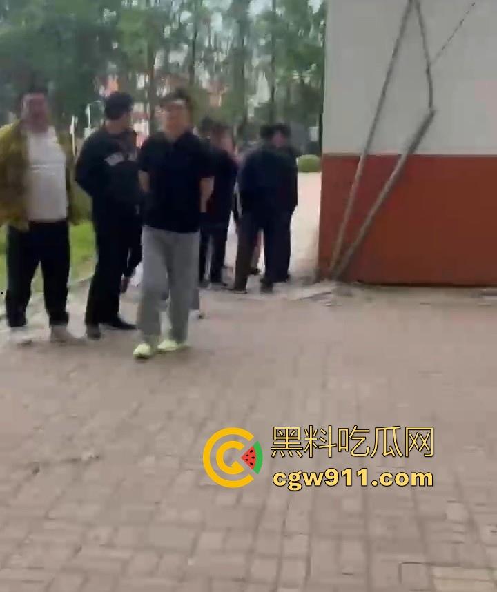 黑龙江佳木斯大学男同出轨被抓，大胖熊现场理论要说法，还高喊着 “逼好紧啊 来插我”，太辣眼睛了！  第2张