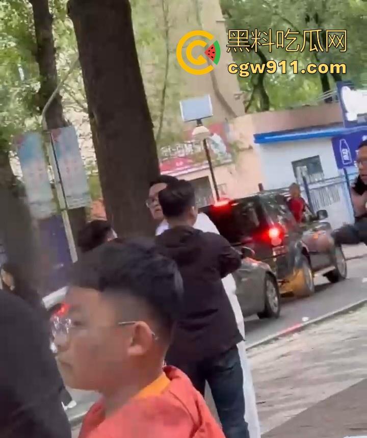 黑龙江佳木斯大学男同出轨被抓，大胖熊现场理论要说法，还高喊着 “逼好紧啊 来插我”，太辣眼睛了！  第3张