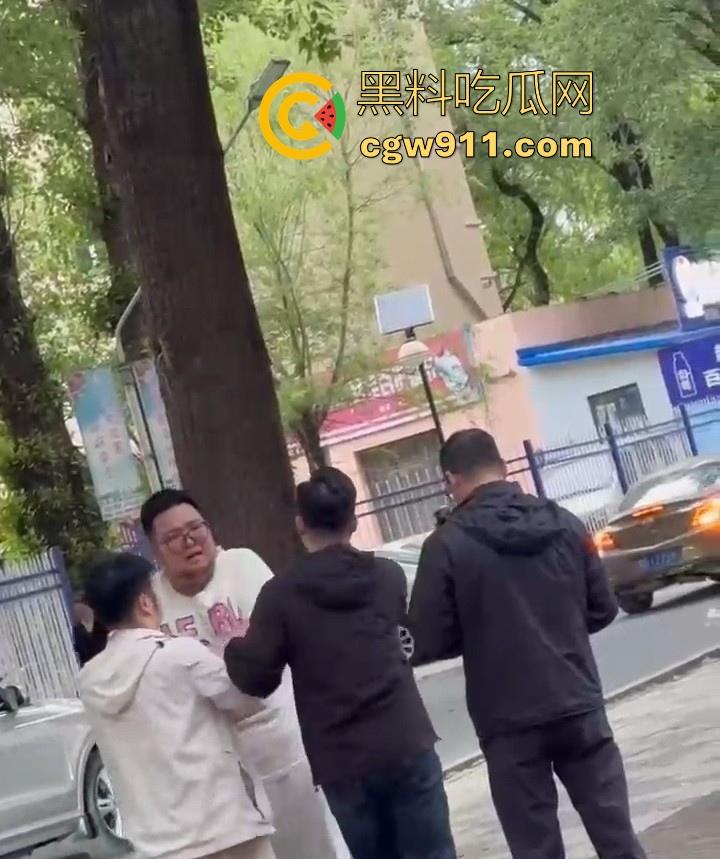 黑龙江佳木斯大学男同出轨被抓，大胖熊现场理论要说法，还高喊着 “逼好紧啊 来插我”，太辣眼睛了！  第5张