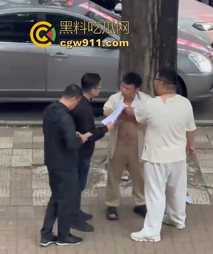 黑龙江佳木斯大学男同出轨被抓，大胖熊现场理论要说法，还高喊着 “逼好紧啊 来插我”，太辣眼睛了！  第6张
