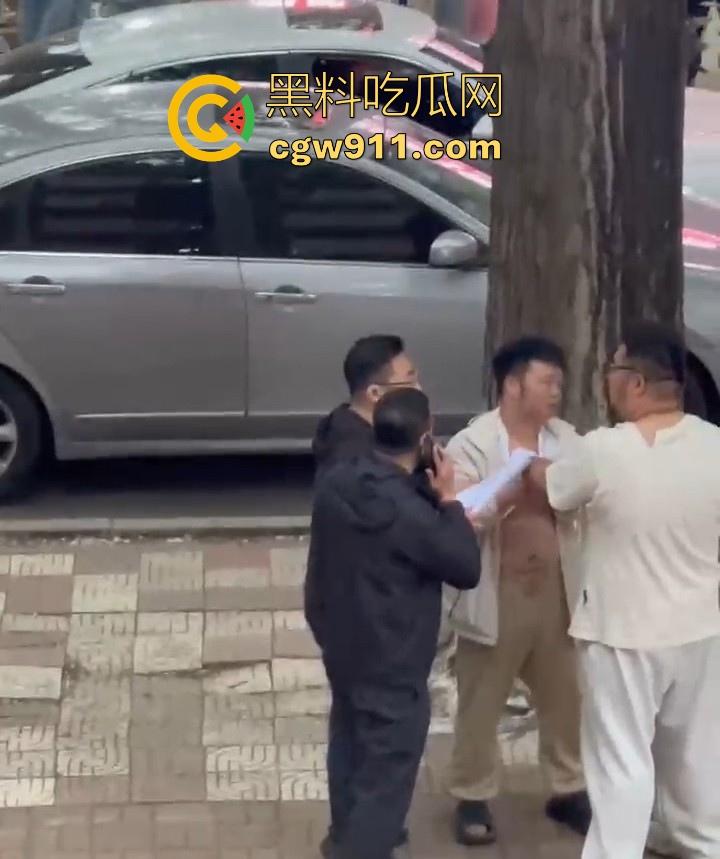 黑龙江佳木斯大学男同出轨被抓，大胖熊现场理论要说法，还高喊着 “逼好紧啊 来插我”，太辣眼睛了！  第8张