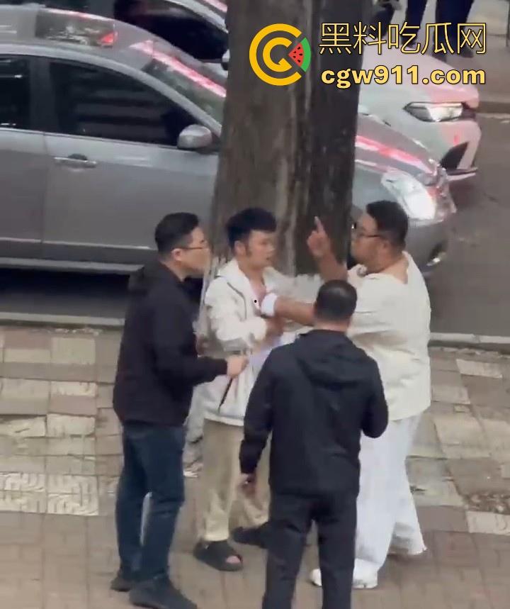 黑龙江佳木斯大学男同出轨被抓，大胖熊现场理论要说法，还高喊着 “逼好紧啊 来插我”，太辣眼睛了！  第9张