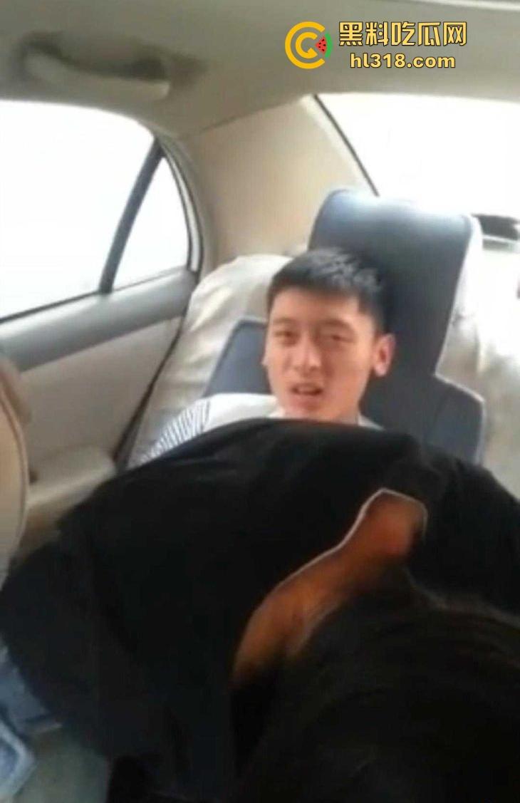 年轻小伙与女友后座骑乘，脱裤子就是干，前座好兄弟边开车边录，年轻人真会玩！  第2张