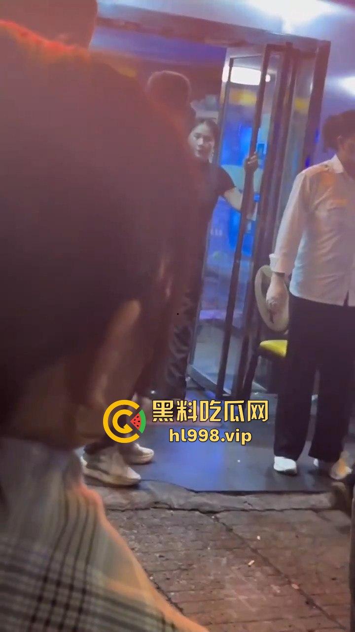 湖北武汉60岁大爷网恋奔现太激动！见红裙女子血压飙升，直接送医院抢救！  第7张