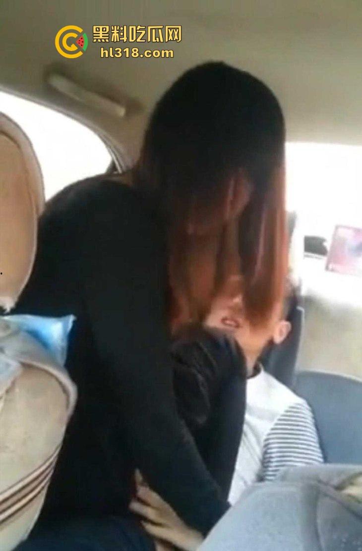 年轻小伙与女友后座骑乘，脱裤子就是干，前座好兄弟边开车边录，年轻人真会玩！  第3张