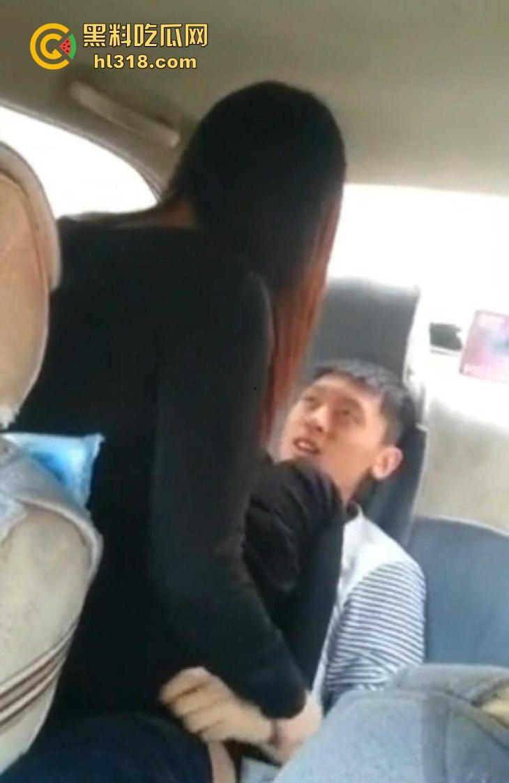 年轻小伙与女友后座骑乘，脱裤子就是干，前座好兄弟边开车边录，年轻人真会玩！  第5张