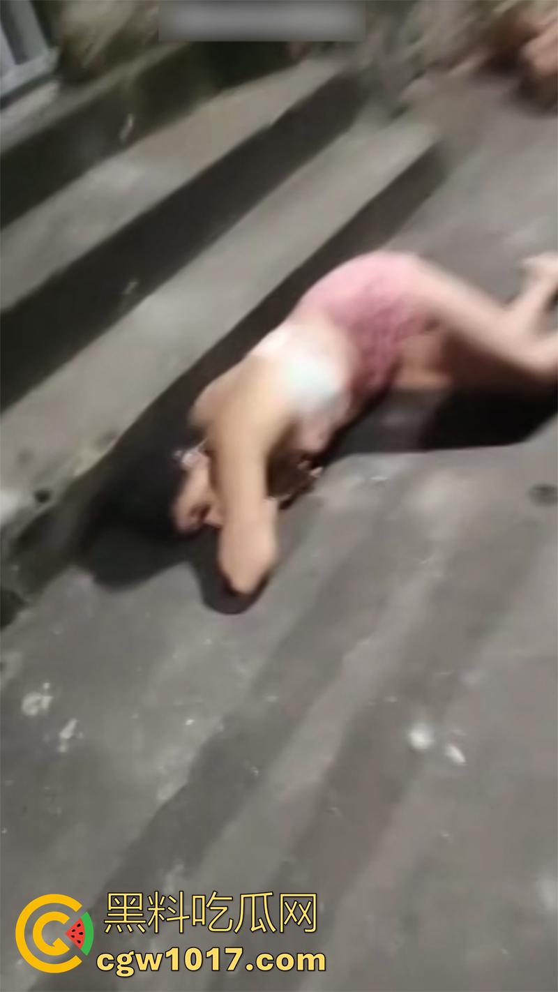 国外偷情的惨痛代价，情夫直接被爆头，老公不解恨还上前补枪，这出轨的代价还真不小啊！  第2张