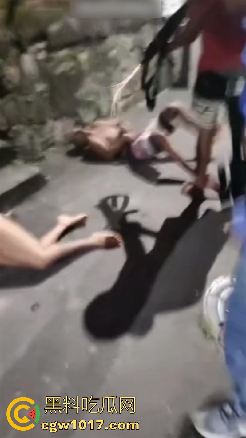 国外偷情的惨痛代价，情夫直接被爆头，老公不解恨还上前补枪，这出轨的代价还真不小啊！  第5张