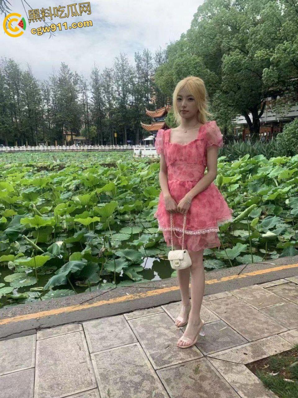 沧州师范学院【吕嘉慧】，刚上大一就被金主爸爸3w包养，jk白丝制服直接给干哭，玩够了直接被曝光炫耀！  第4张