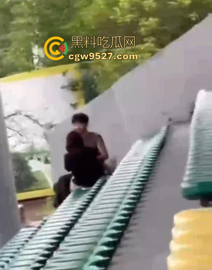 湖北美术学院,小情侣饥渴难耐户外刺激性爱,直接伸进了狂扣狂舔,场面极其刺激! 第4张 湖北美术学院,小情侣饥渴难耐户外刺激性爱,直接伸进了狂扣狂舔,场面极其刺激! 第4张