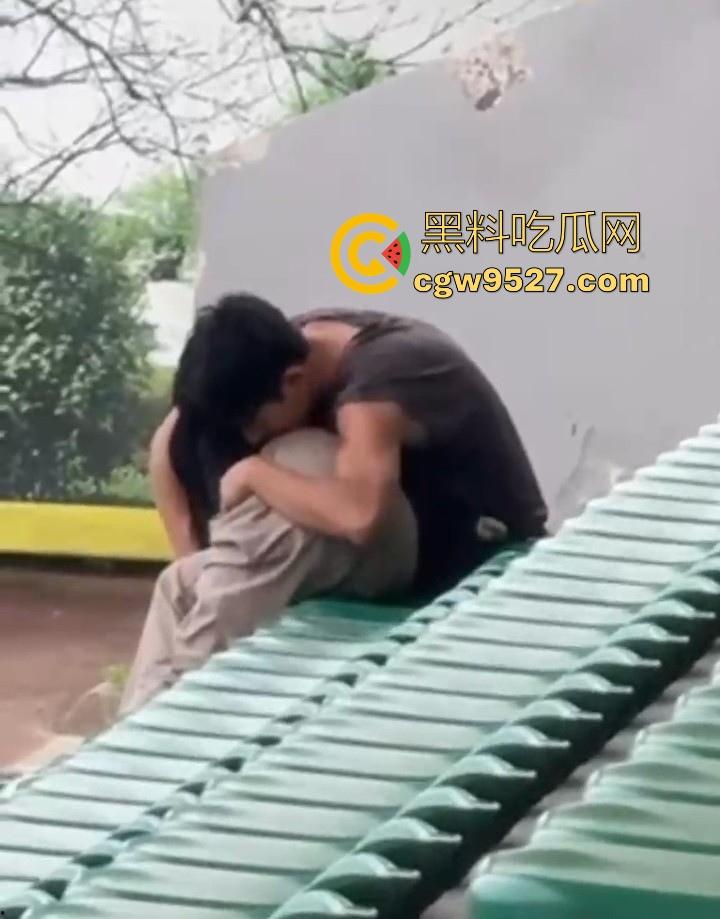 湖北美术学院,小情侣饥渴难耐户外刺激性爱,直接伸进了狂扣狂舔,场面极其刺激! 第9张 湖北美术学院,小情侣饥渴难耐户外刺激性爱,直接伸进了狂扣狂舔,场面极其刺激! 第9张