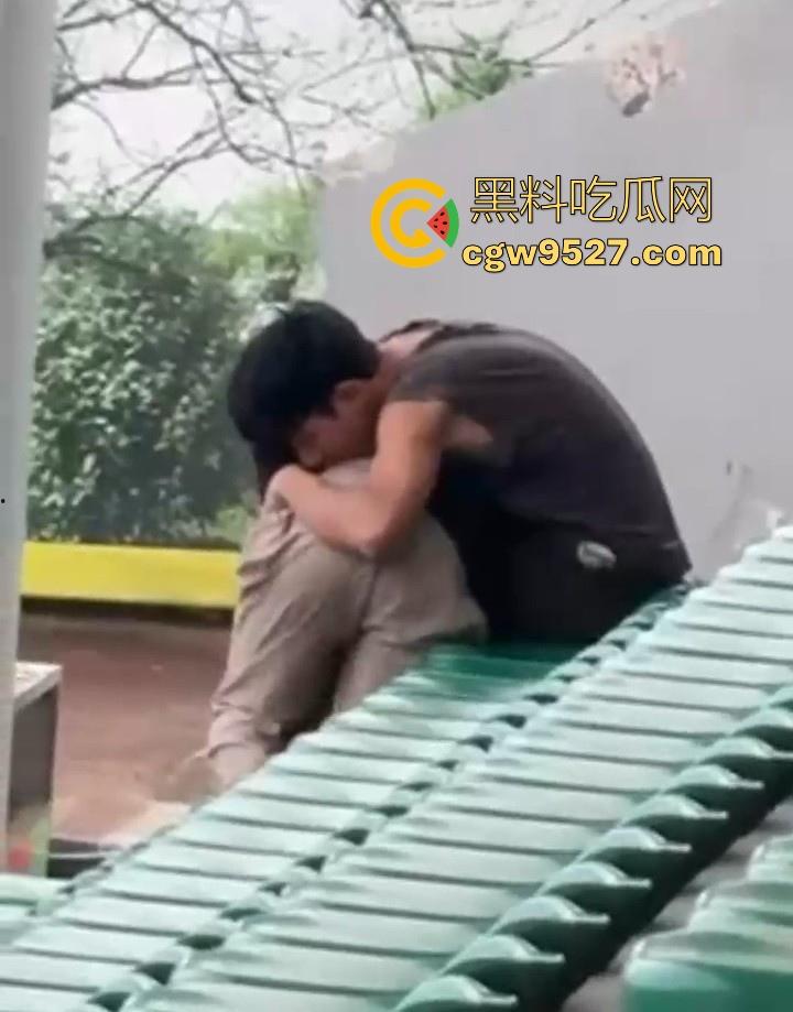 湖北美术学院,小情侣饥渴难耐户外刺激性爱,直接伸进了狂扣狂舔,场面极其刺激! 第10张 湖北美术学院,小情侣饥渴难耐户外刺激性爱,直接伸进了狂扣狂舔,场面极其刺激! 第10张